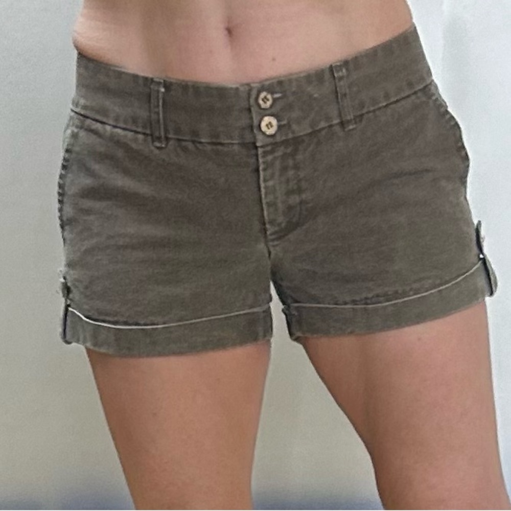 Aritzia Wilfred Women’s low rise, cuffed chino khaki cotton shorts 3”. Size 2